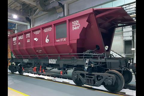The United Wagon Co vehicles for Rusal have a capacity of 101·5 tonnes or 54 m3 with an axleload of 32·5 tonnes.